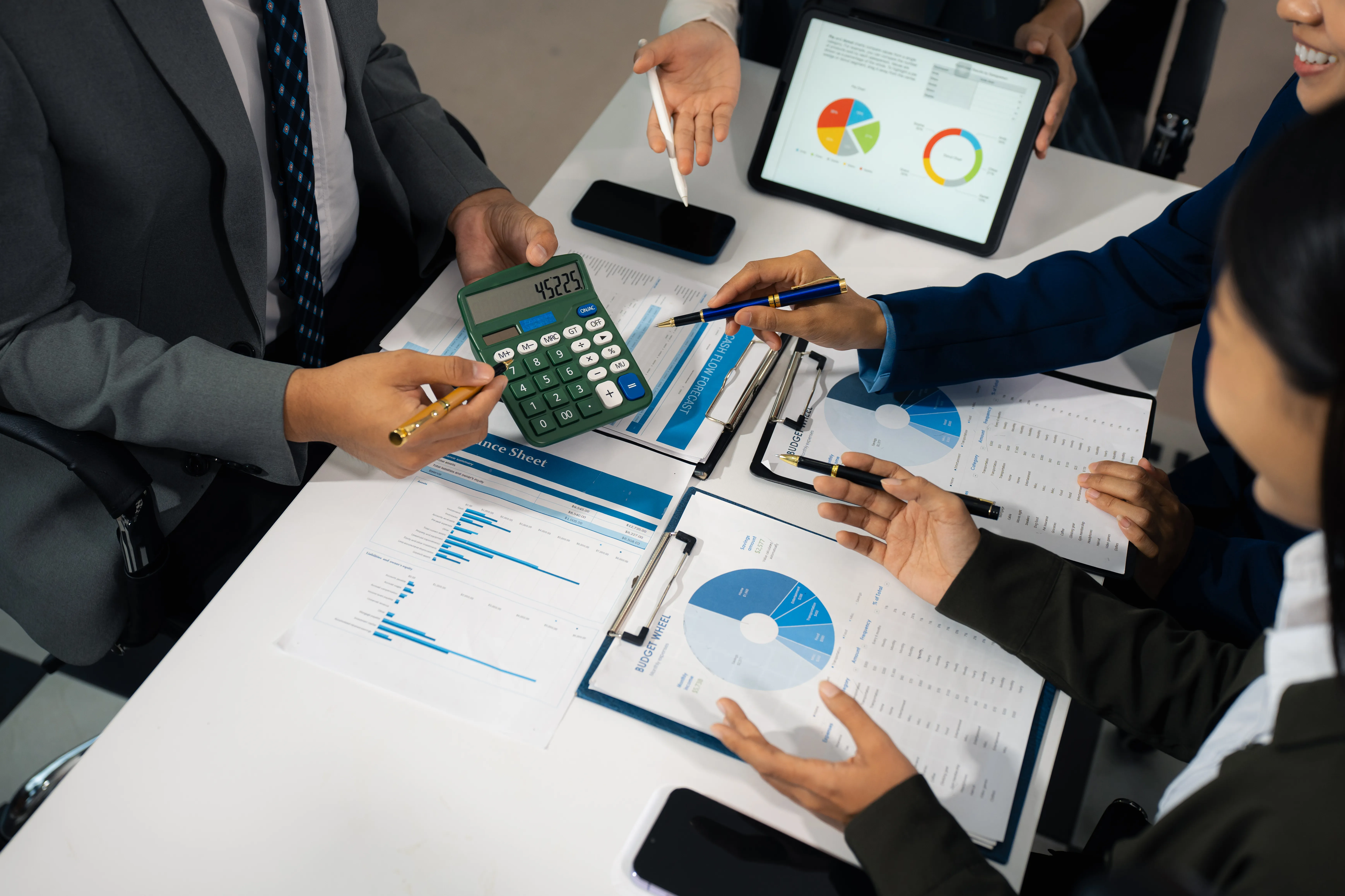 Equipo administrativo analizando qu� es el timbrado de n�mina y validando datos fiscales para generar CFDI de n�mina.