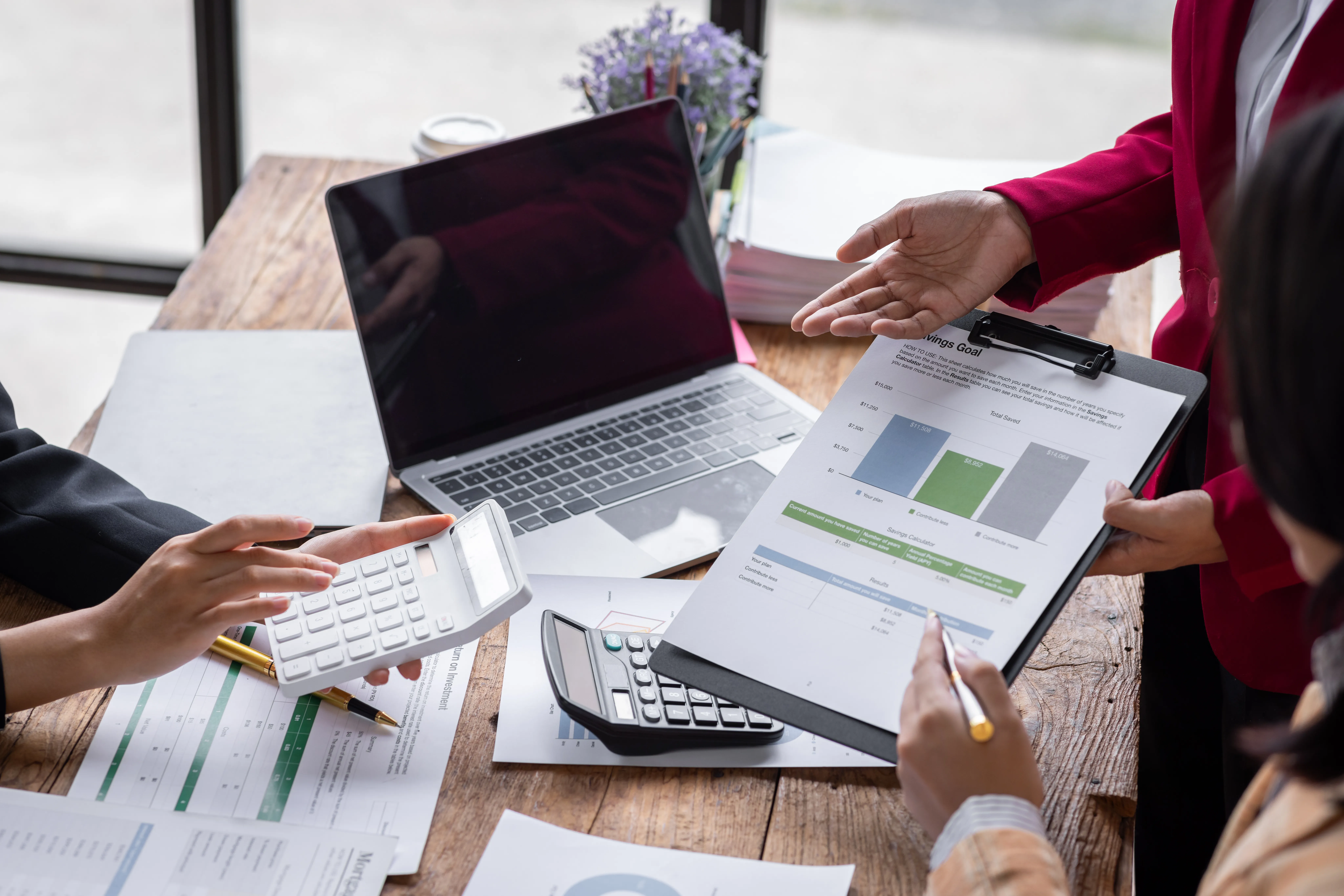 Imagen de contador usando software financiero para explicar qu� es un sistema contable y mejorar la gesti�n administrativa.