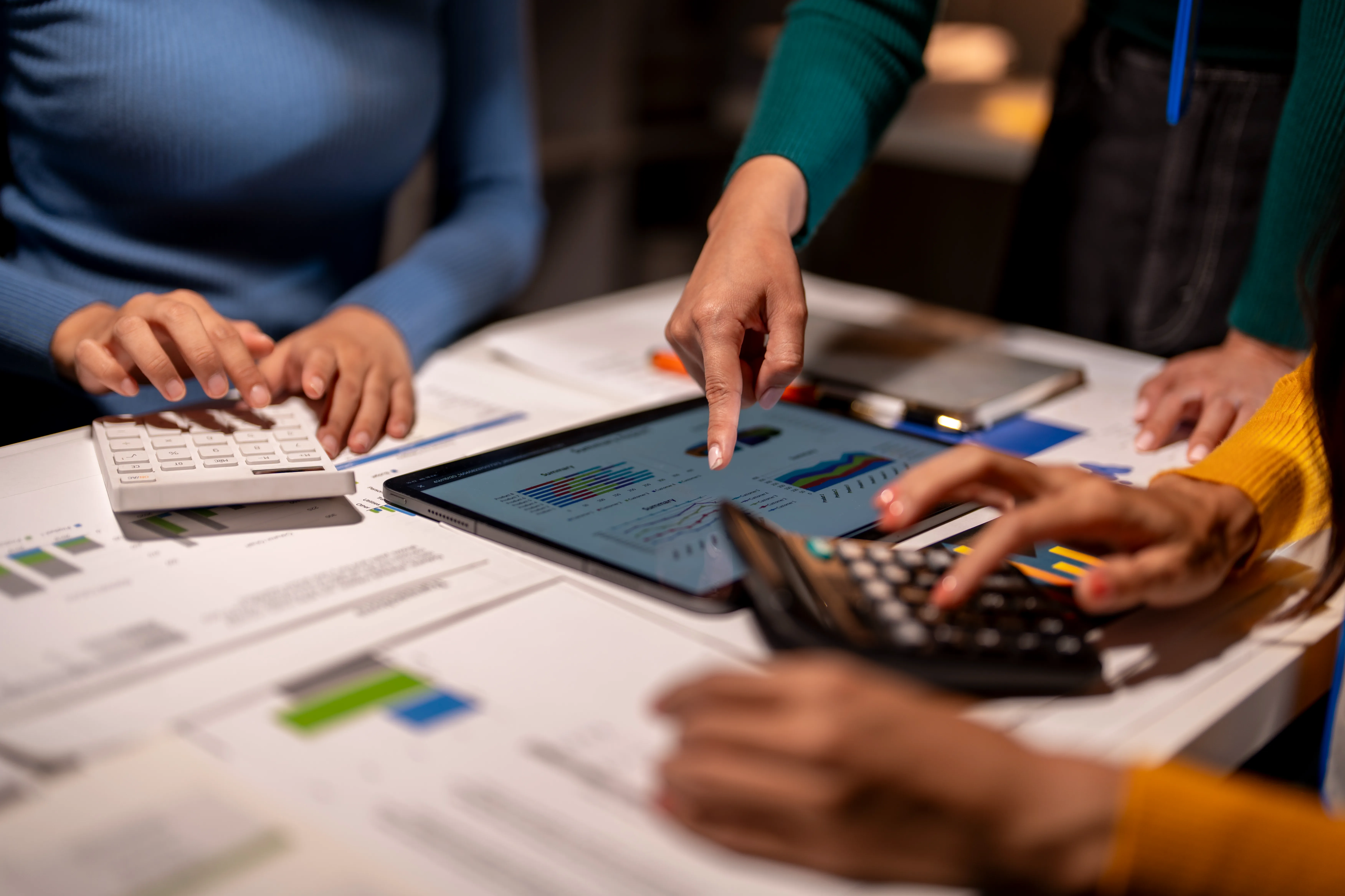 Equipo analizando reportes digitales para entender qu� es un sistema contable y optimizar procesos financieros.