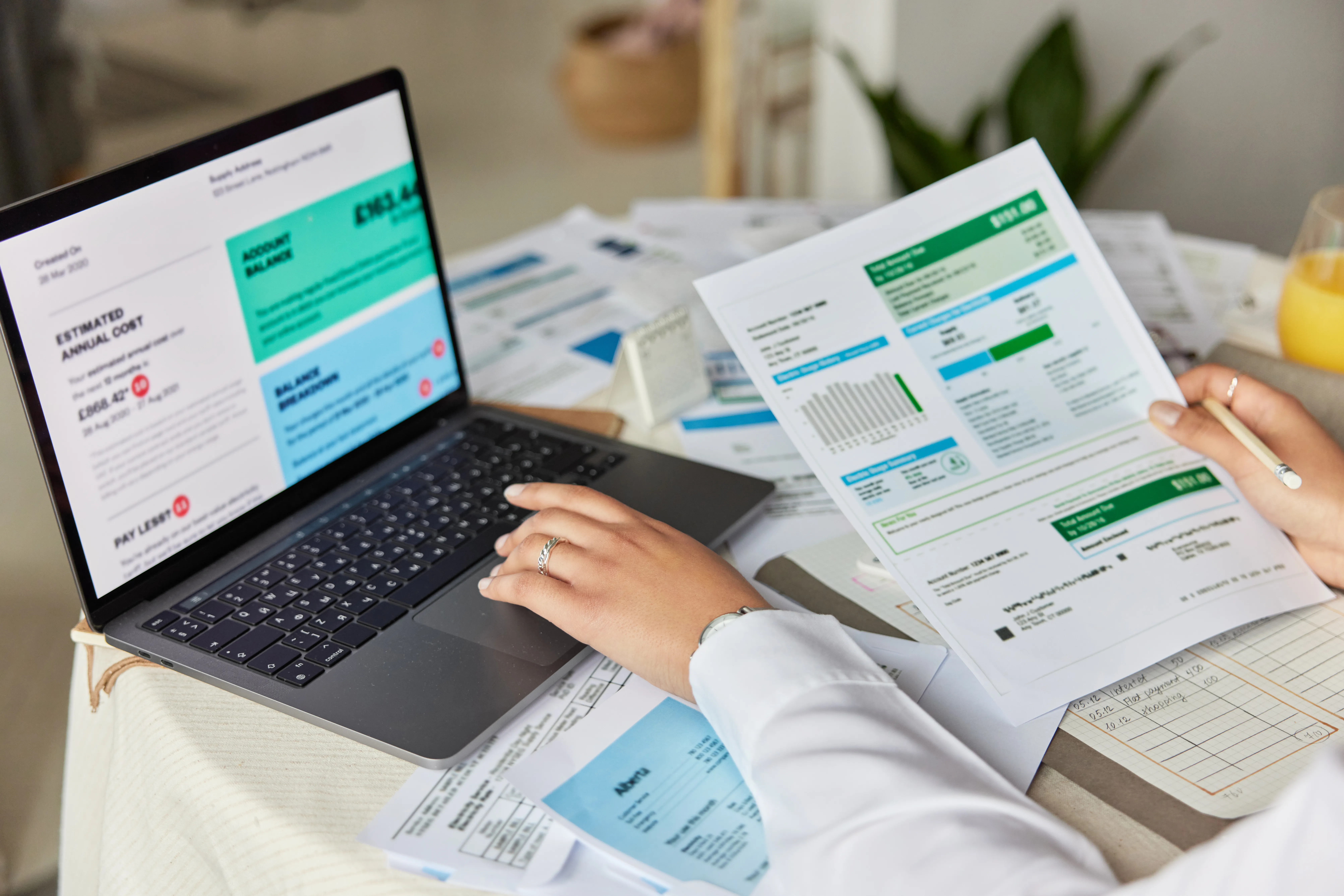 Sistema digital mostrando una factura electr�nica en pantalla con datos fiscales organizados, facilitando procesos administrativos.