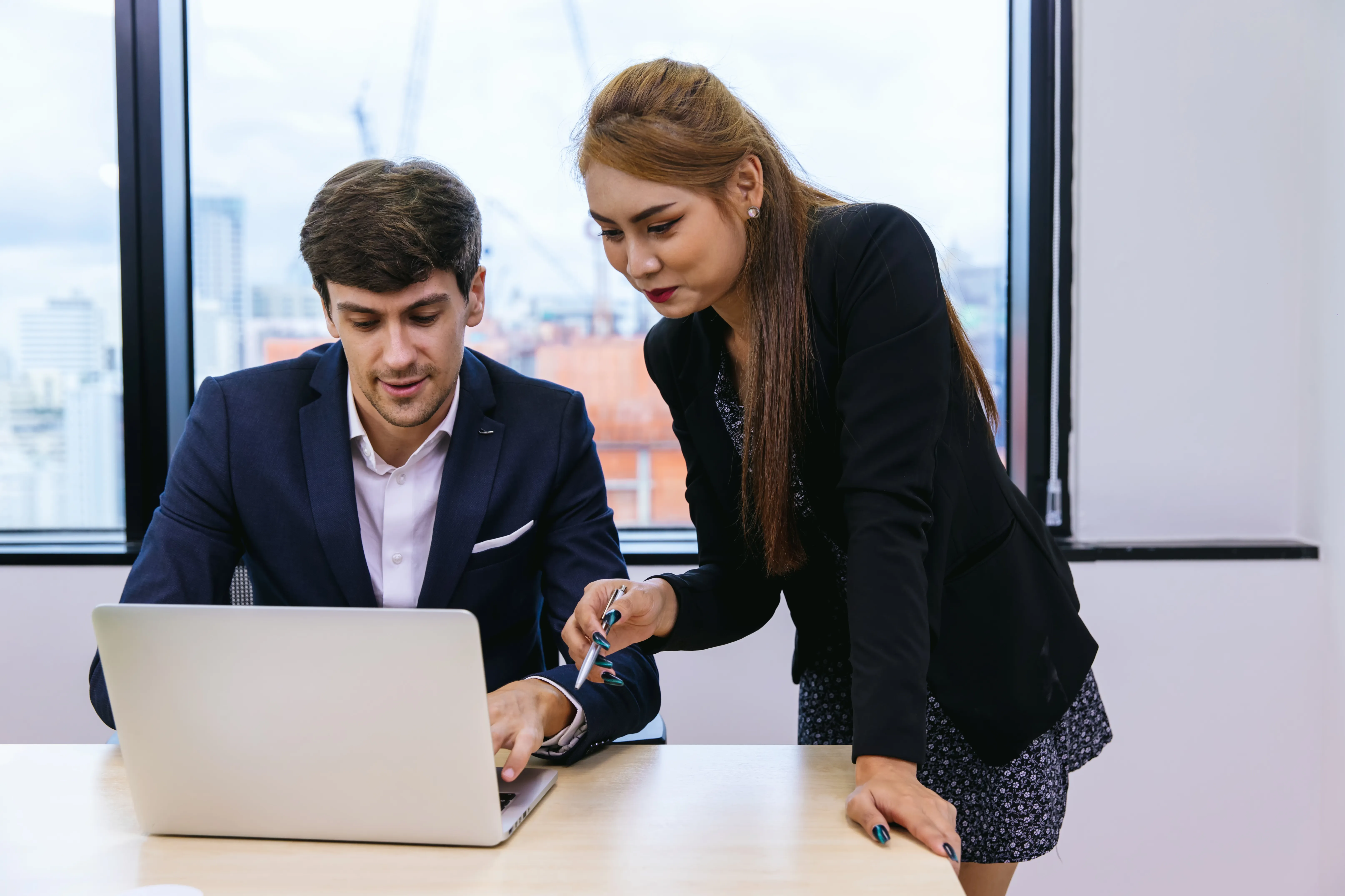 Equipo administrativo, aprendiendo c&oacute;mo cambiar de r&eacute;gimen fiscal usando el portal del SAT con computadora.