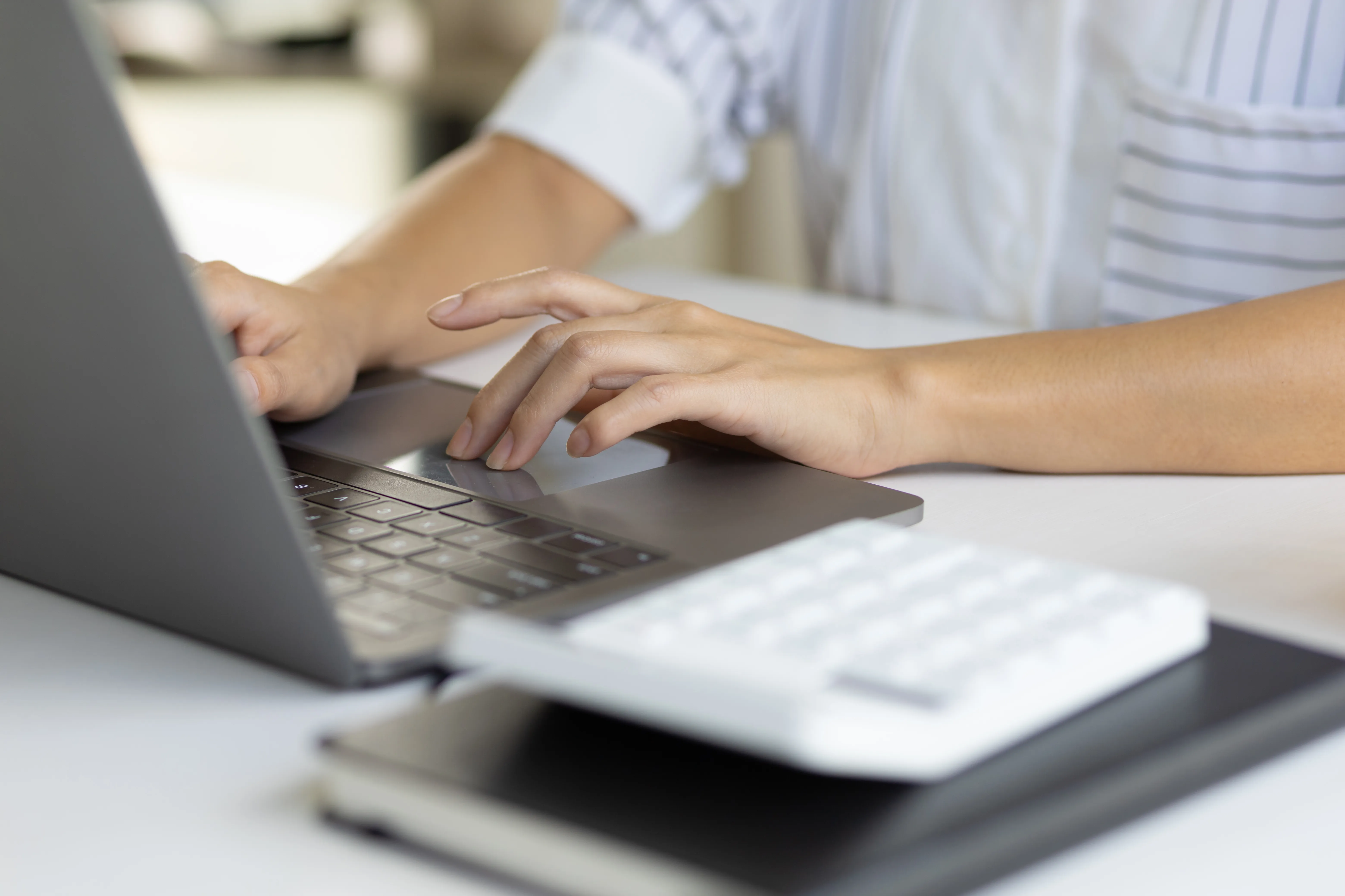 Profesional administrativo revisando reportes financieros digitales enfocados en cuentas por cobrar para mejorar flujo de efectivo y control empresarial.