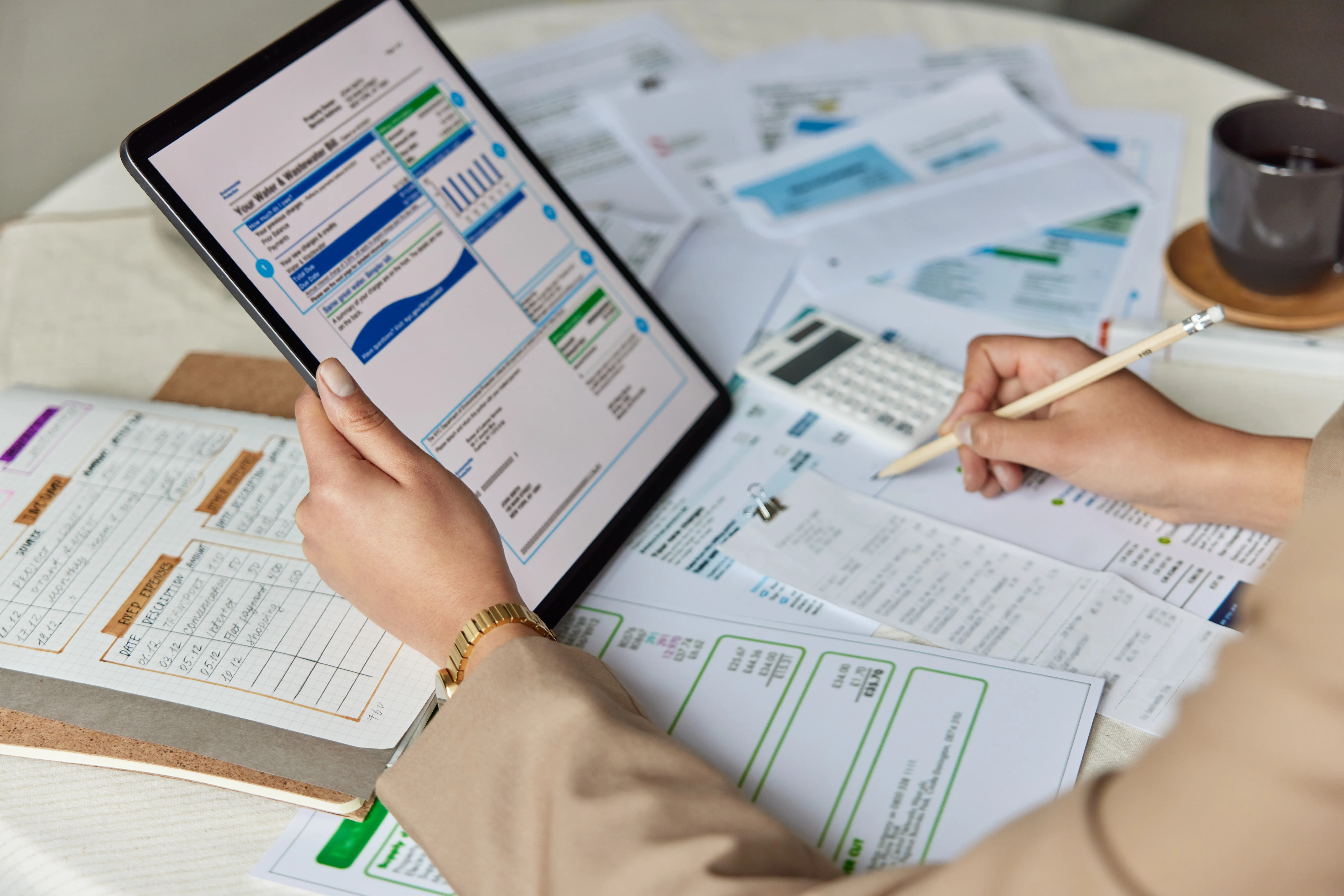 Persona revisando una factura electr�nica desde computadora con interfaz clara, optimizando gesti�n contable y cumplimiento fiscal.