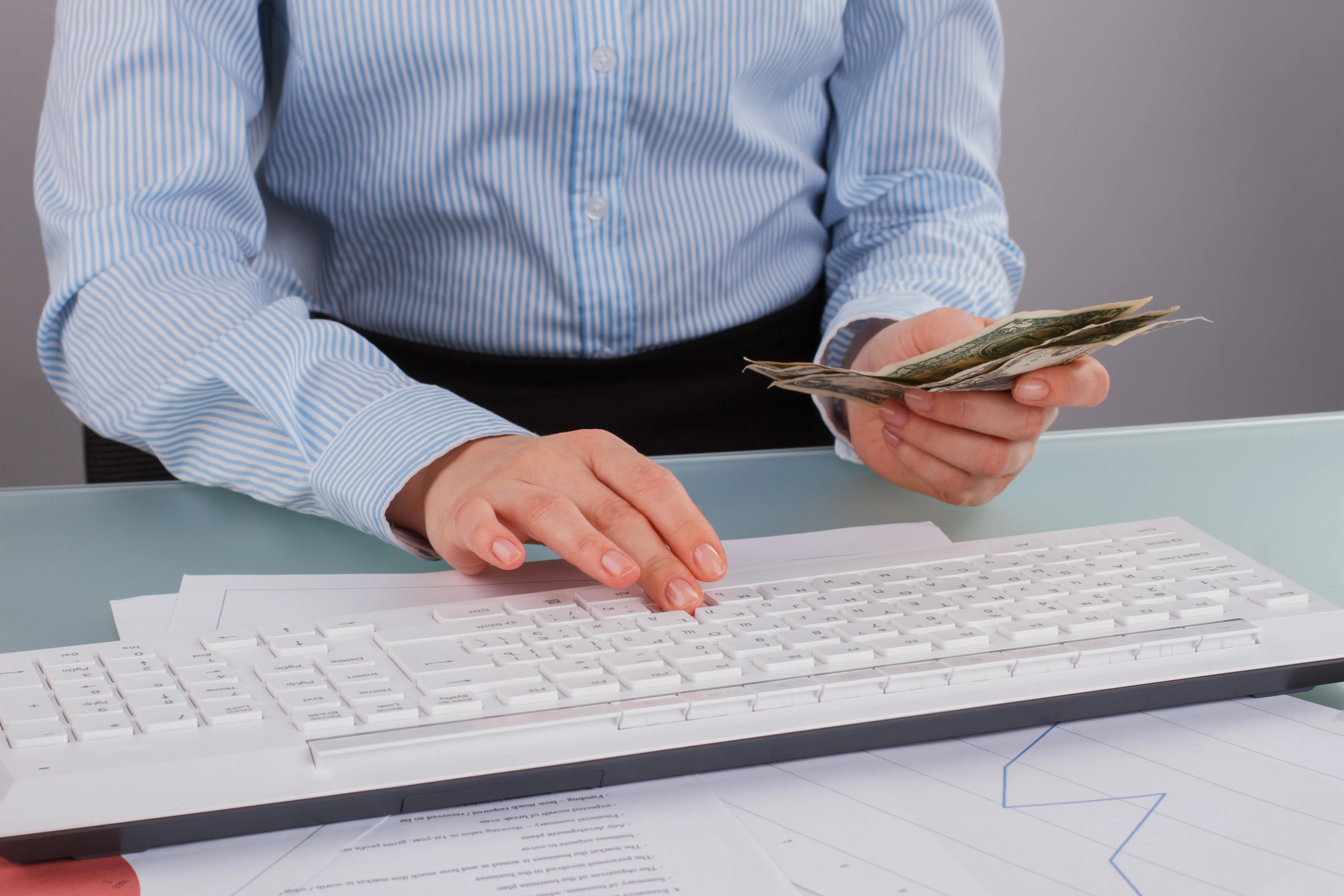 Profesional analizando sistema contable automatizado para gesti�n eficiente de cuentas por cobrar y seguimiento puntual de pagos.